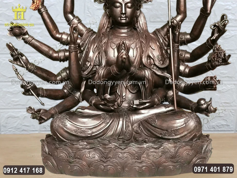 Phần đ&agrave;i sen Ng&agrave;i ngồi được chạm khắc sinh động